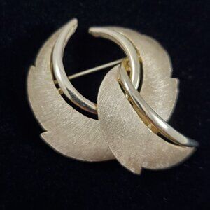 Vintage Crown Trifari Brooch Round Circular Gold Tone Brushed Half Leaf Swirl
